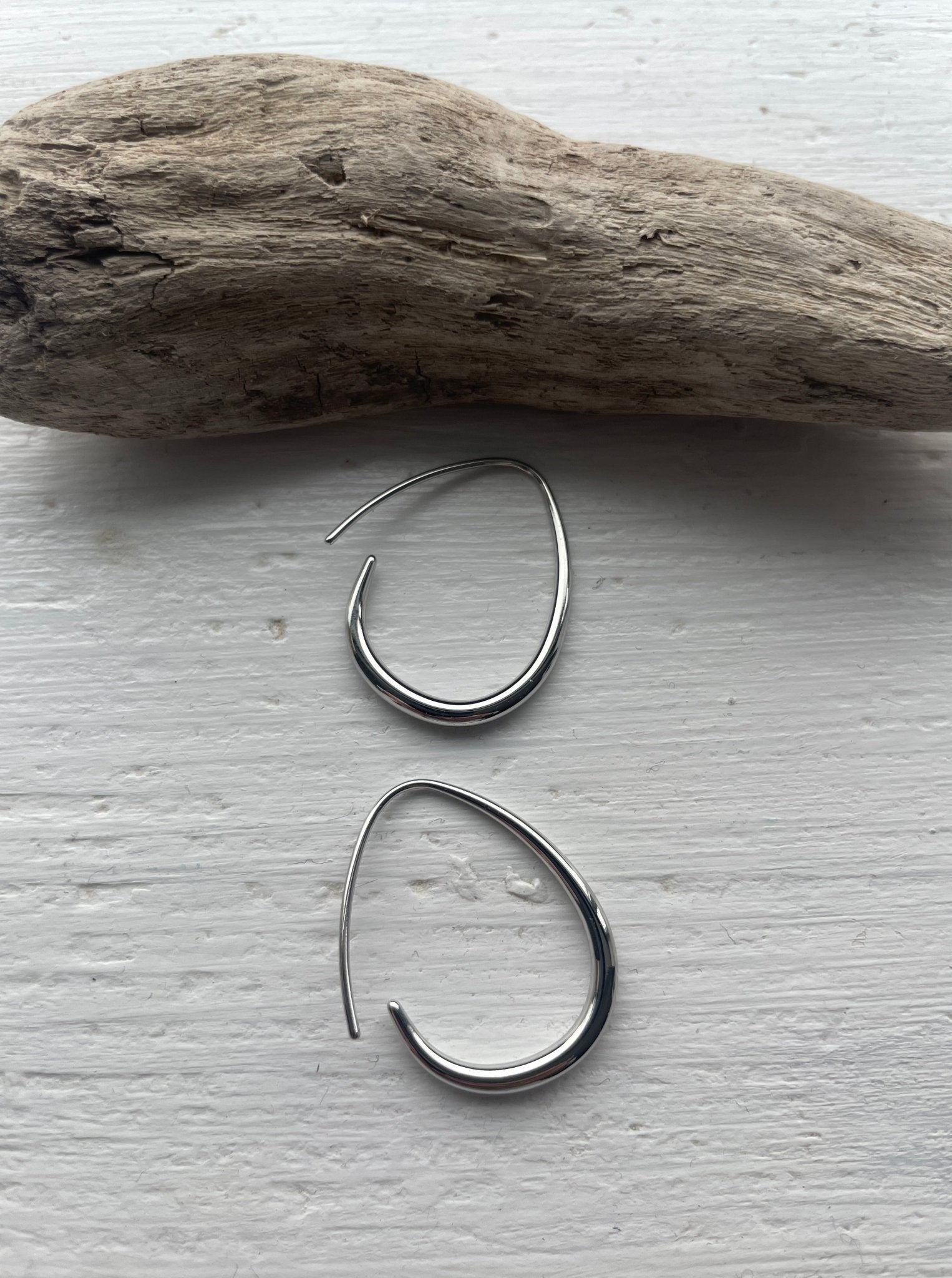 MOON AND BACK - MEDIUM HOOP EARRING - Gray